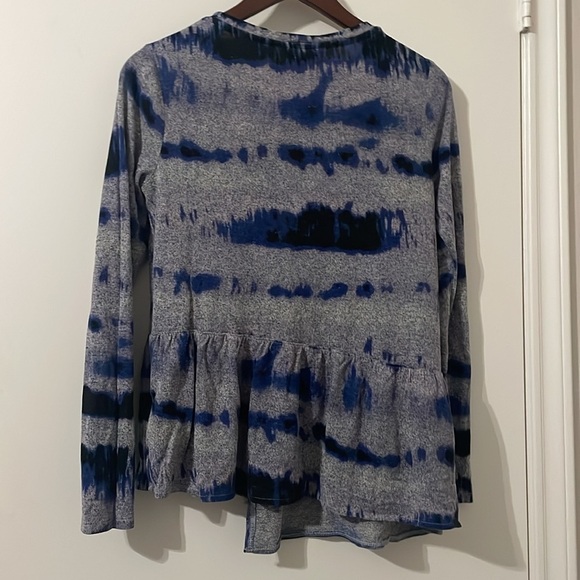 Simply Vera Wang Ruffle Top Gray Blue Print Size S - Picture 3 of 6